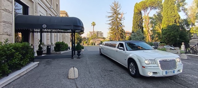 Chrysler Limousine a noleggio per cerimonie ed eventi eleganti a Roma