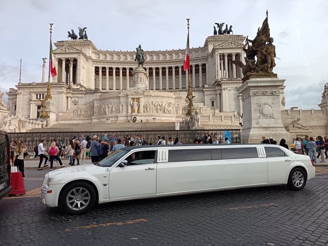 Chrysler Limousine bianca per serate speciali a Roma