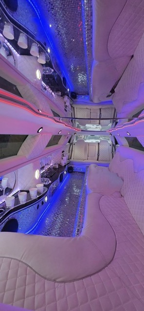 Interni Chrysler Limousine con sedili chiari e luci per eventi a Roma