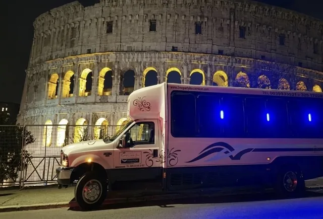 White Party Bus della linea Black & White davanti al Colosseo a Roma
