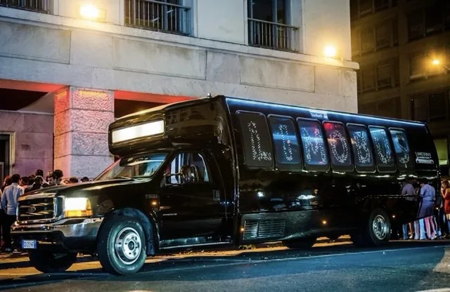 Black Party Bus, il party bus nero della linea Black & White, con scritte luminose a Roma