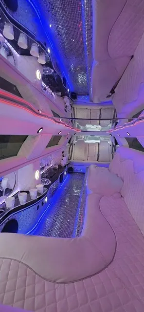 Interni della Chrysler Limousine con sedili chiari e luci soffuse