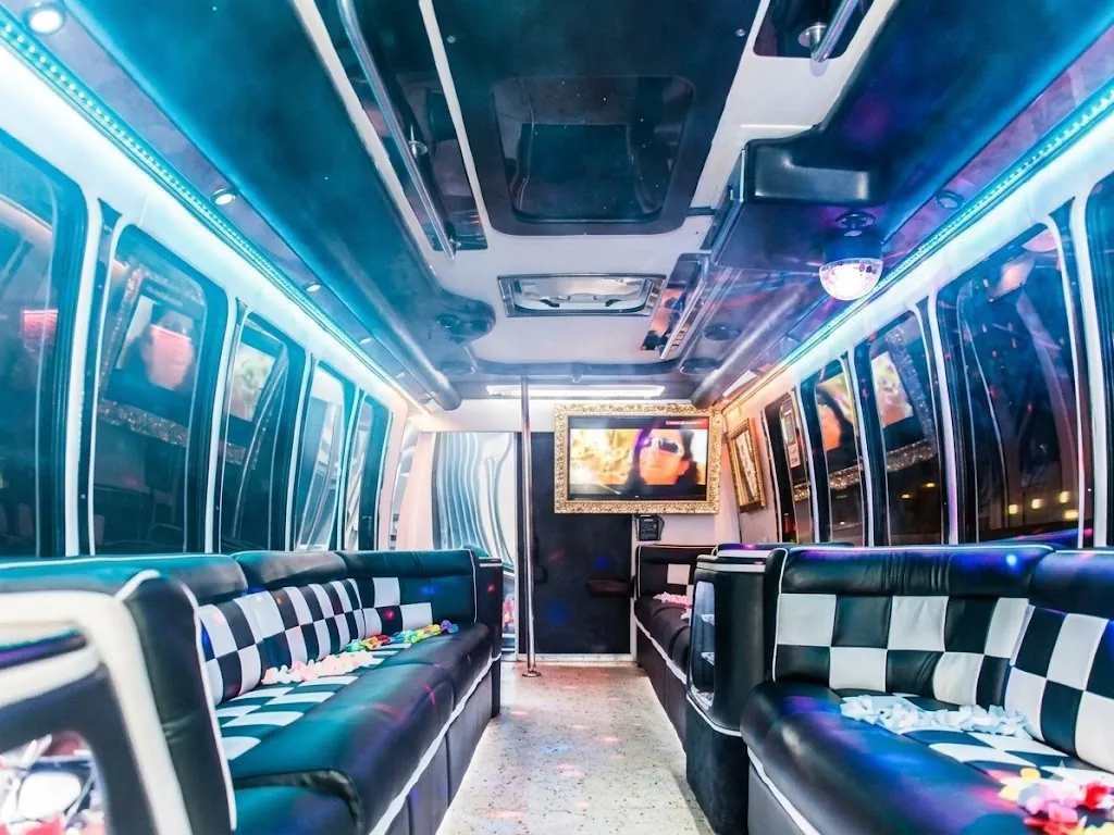 Interni del Discobus con divani, luci e schermo per le feste a Roma