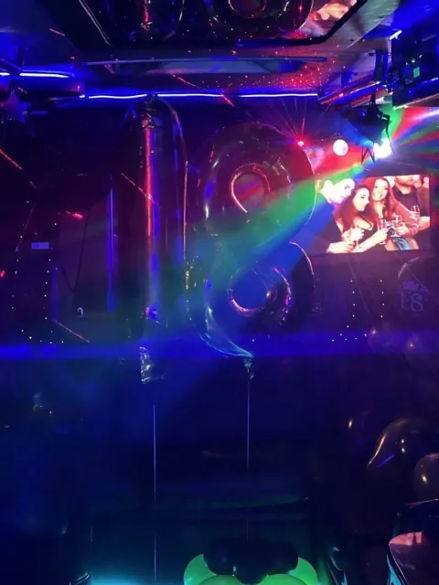 Interni del Discobus allestiti con luci e palloncini per un diciottesimo