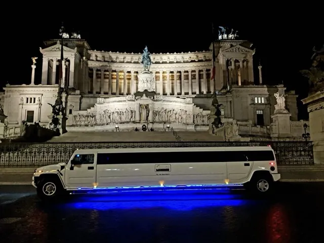 Hummer Limousine bianca davanti all&rsquo;Altare della Patria a Roma di notte